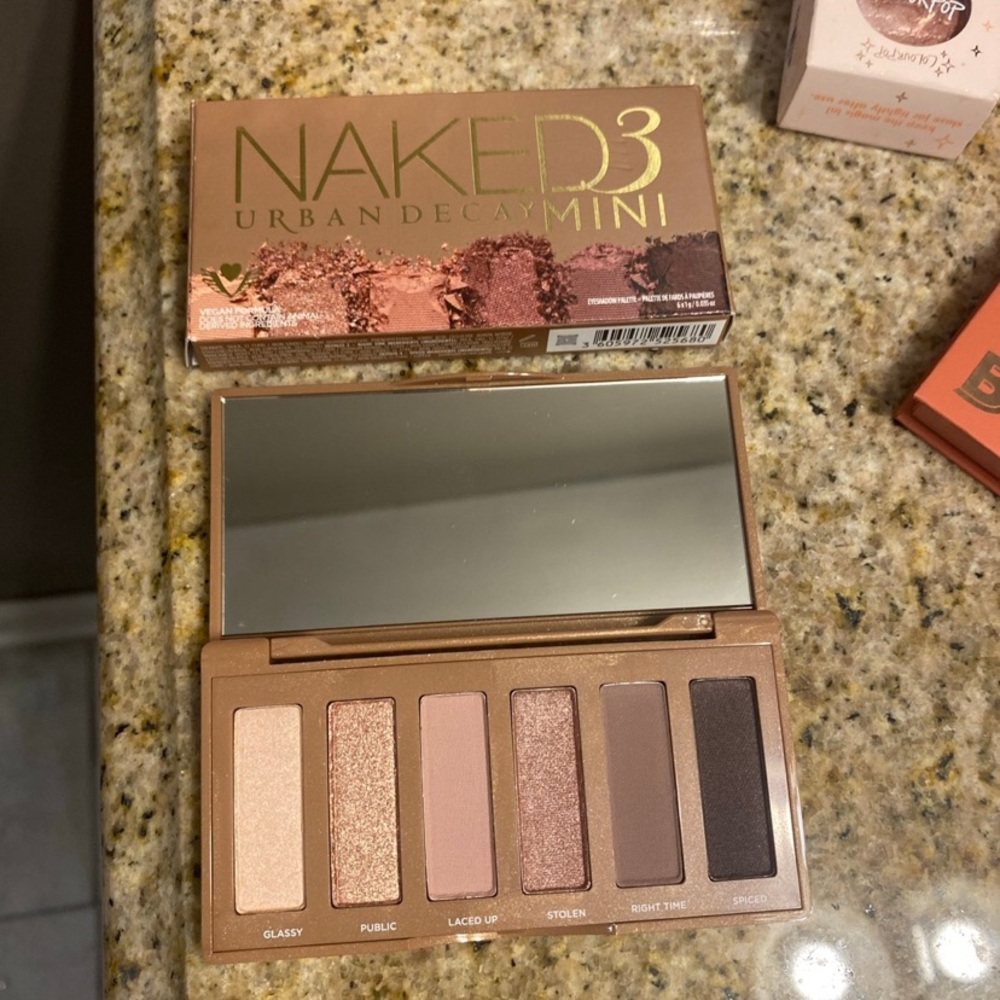 High end makeup bundle - Picture 3 of 9